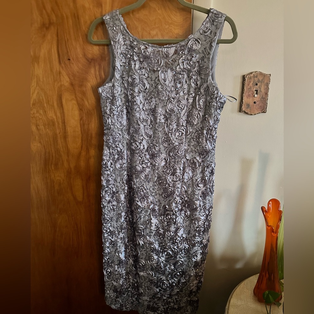 ✨Alex Evenings Petite✨ Lace Dress with Rosette and sequin detail Size 12P